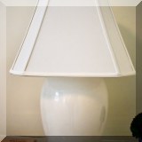 DL08. White ceramic table lamp. 
